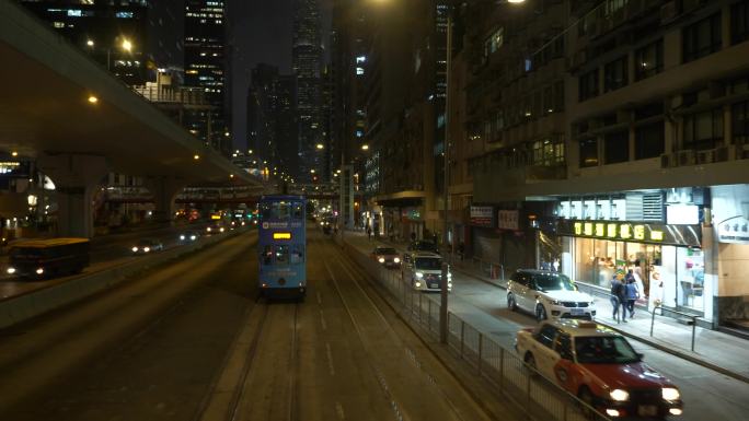 行驶中的叮叮车车内视角香港街道夜景