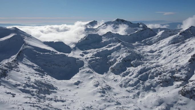 冬季鸟瞰保加利亚德米尔卡皮亚山口附近的皮林山