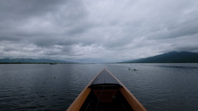 快艇行驶在广阔的缅甸茵莱湖，第一人称视角