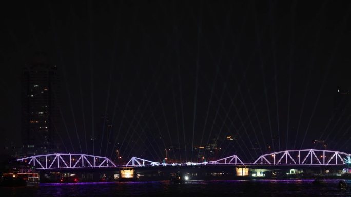 在曼谷湄南河上展示彩色LED灯光桥的特别活动