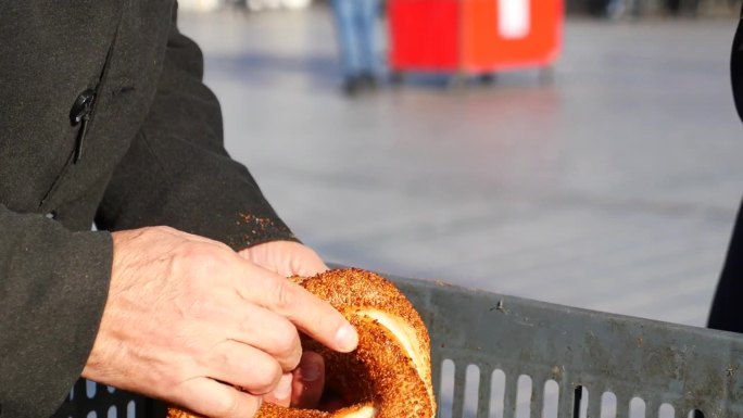 男人们用手挑选土耳其百吉饼Simit卖在一辆面包车