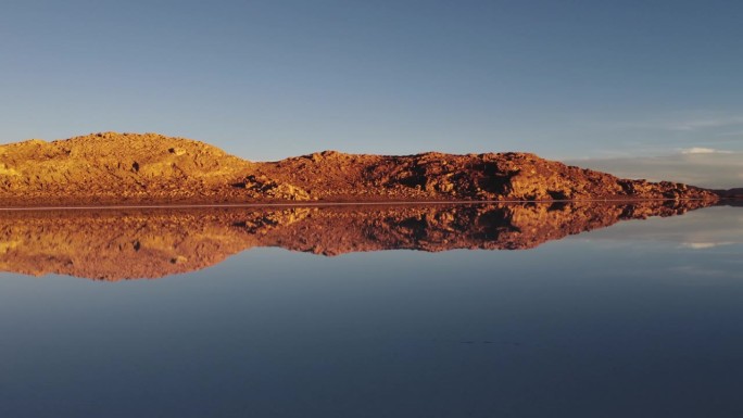 金色高原岩石景观反映在乌尤尼盐湖，玻利维亚