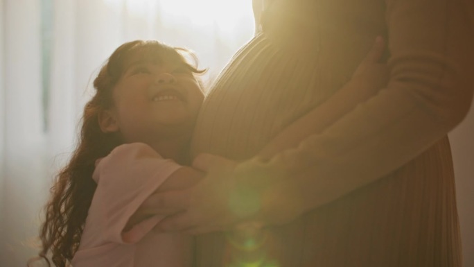 女儿拥抱怀孕母亲十月怀胎大肚子孕妇视频素