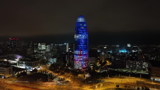 夜间照明巴塞罗那城市交通街广场著名的办公大楼外部航拍全景4k西班牙