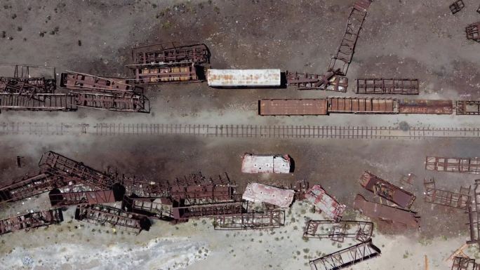 从空中俯瞰玻利维亚的老火车墓地