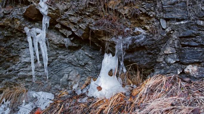 山岩地下泉水中的水滴落凝成冰柱