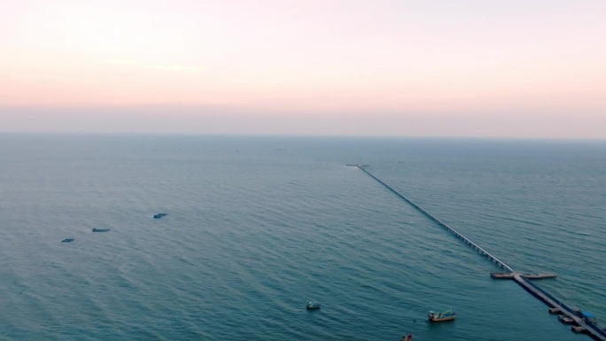 航拍的Phan Ri海滩，平顺省，越南反对天空在一个美丽的日落，无人机飞行向前-股票视频