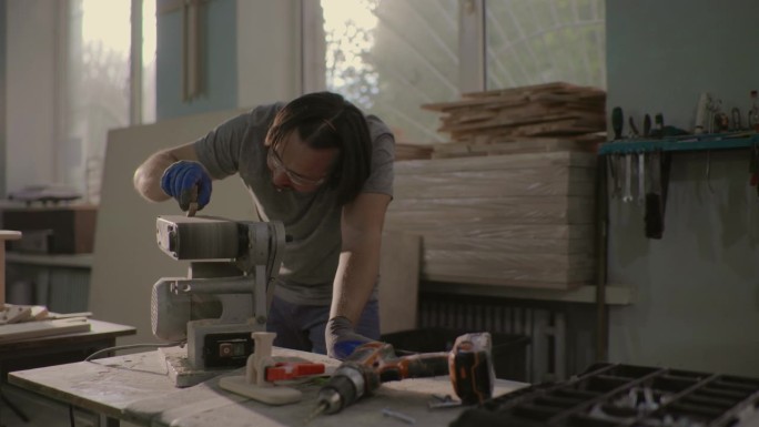 木工是从事木制玩具制造、研磨加工的。