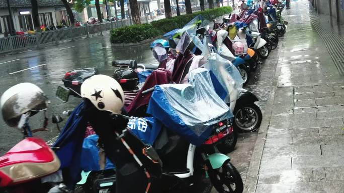 下雨天电动车实拍