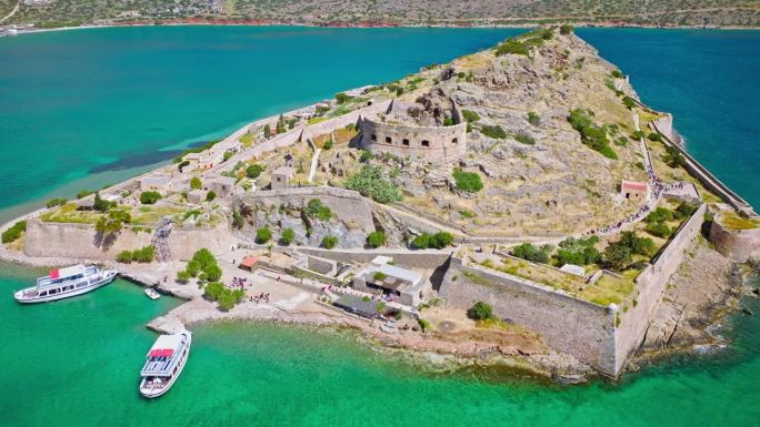 希腊克里特岛古色古香的堡垒岛鸟瞰图。