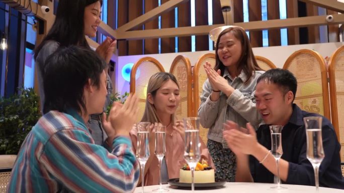 年轻的亚洲女子被她的朋友庆祝