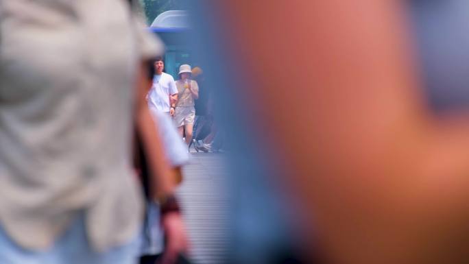 城市夏天暑假酷暑高温炎热街道人群人流街景