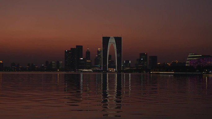 2018年10月20日。苏州城市天际线全景日落与城市摩天大楼在湖上的反射