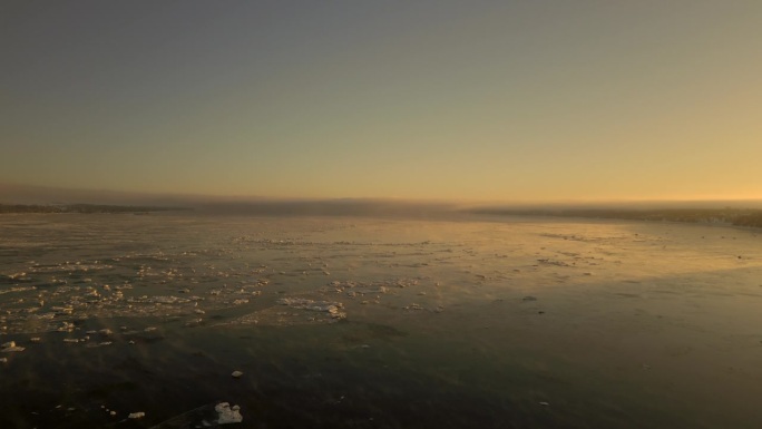 从空中俯瞰冰冻的圣劳伦斯海道，在一个非常寒冷的冬天早晨，日出时