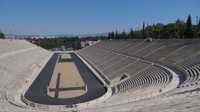雅典的希腊圆形剧场，奥运会首次在这里举行。这是一个阳光明媚的日子，我们可以看到大理石露天看台上的整个