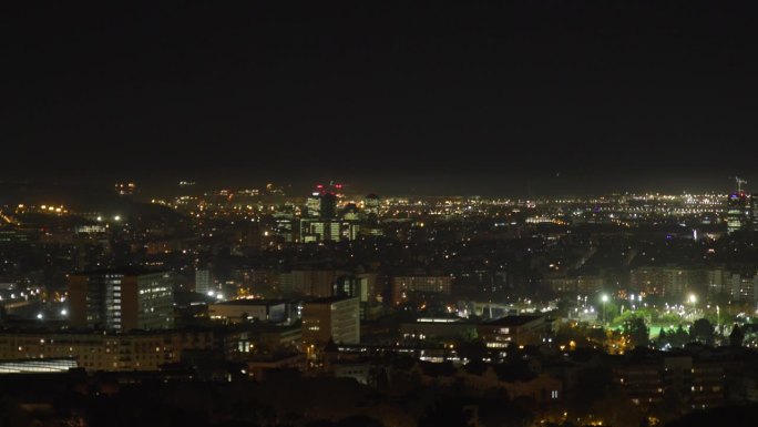 巴塞罗那住宅和商业区的夜间天际线