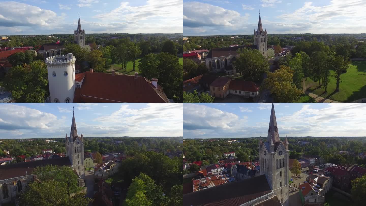 城市广场、悬挂拉脱维亚国旗的飞掠塔和中世纪教堂