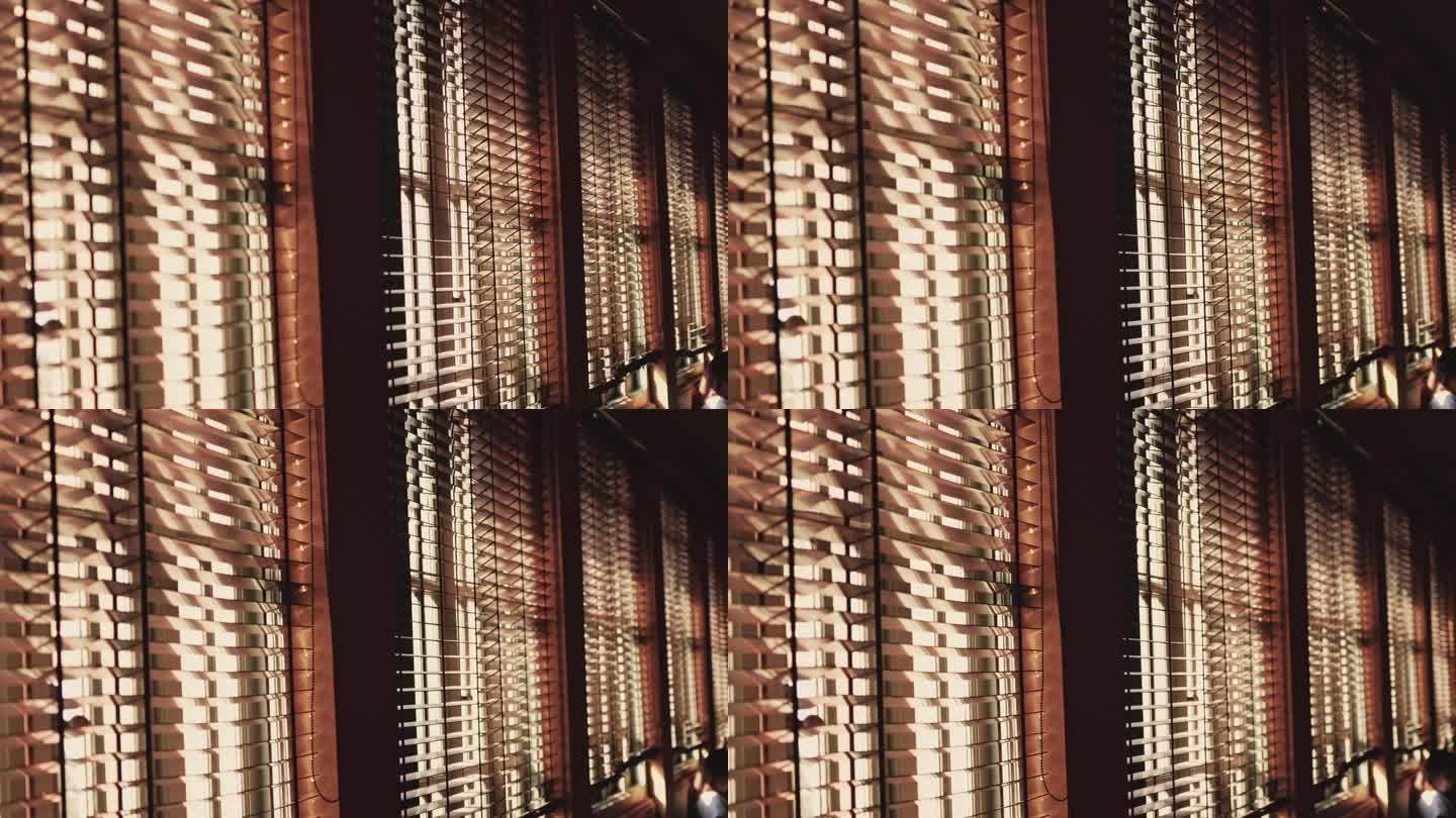 木条百叶窗的背光照片