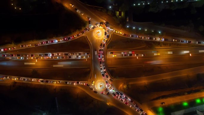 高速公路上的延时车辆在高峰时段交通繁忙的十字路口，现代交叉路口的夜间