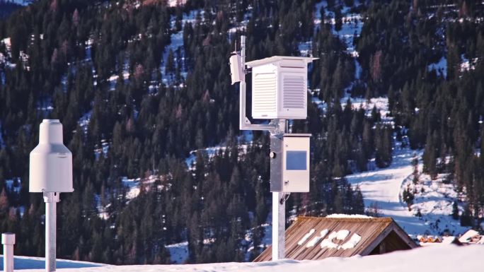 高山村气象站设备与史蒂文森屏幕仪器遮蔽包含温度计湿度计湿度计露cell气压计温度计温度计传感器