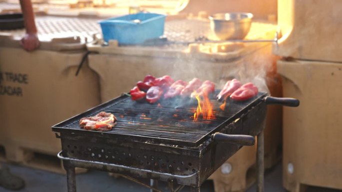 在船甲板烤架上烤制海鲜时产生的烟雾