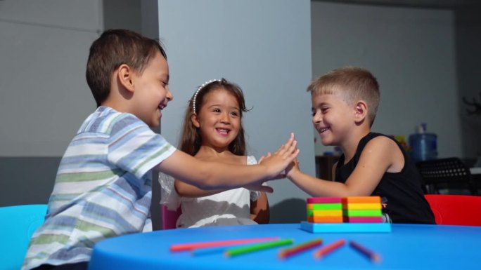 幼儿手手指发育精细运动技能，解决谜题，进行逻辑游戏，促进幼儿认知发展。幼儿园儿童的学前教育。五颜六色
