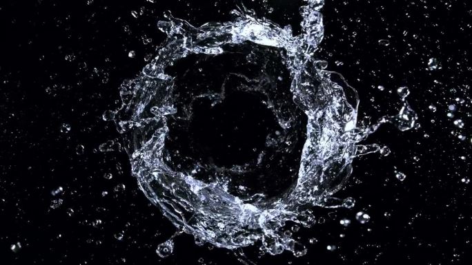 以1000fps的速度拍摄旋转水环向相机移动的超慢动作。