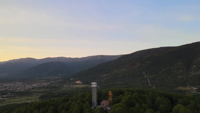 反向飞行与dro可视化火灾监视站位于山顶和城镇，与山的背景