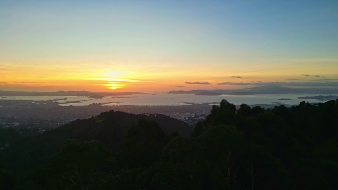 从加利福尼亚旧金山湾的瞭望台上无人机看到的日落美景