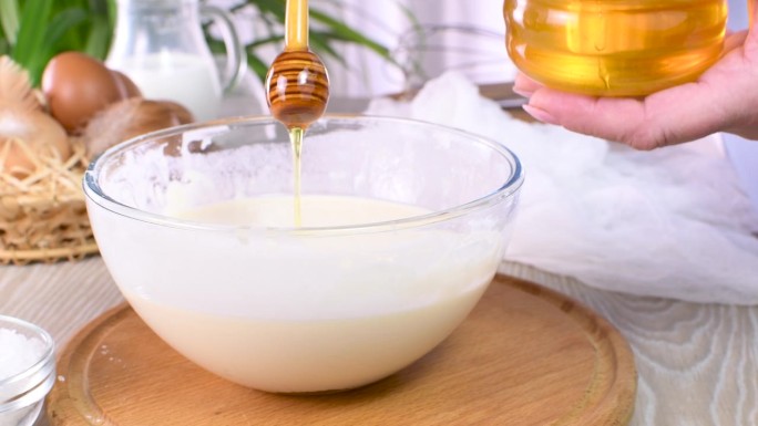 蜂蜜是一种配料，可以代替糖加入到食谱中。