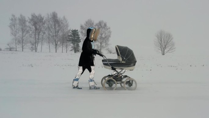 冬季婴儿车行走，天气由晴转雪