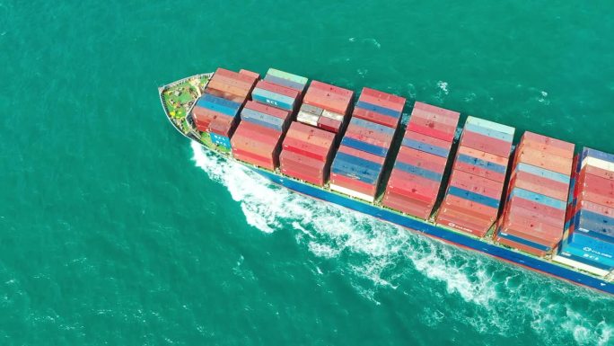 空中俯瞰集装箱货船全承运人集装箱运输海运业务的物流，进出口或货物运输。
