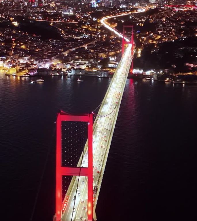 空中的博斯普鲁斯海峡黄昏宁静:7月15日烈士大桥和伊斯坦布尔欧洲一侧黄昏的交通，#TemmuzŞeh