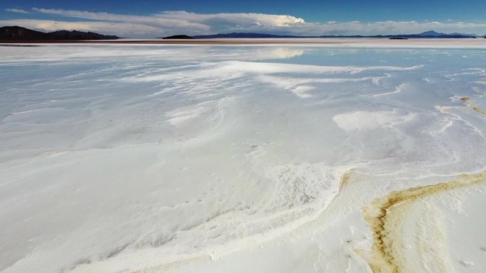 自然立交桥:玻利维亚乌尤尼高原独特的盐湖