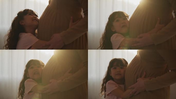女儿在家里冲进母亲的怀抱