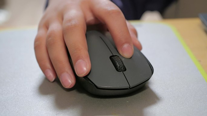 儿童使用鼠标特写，少儿童编，计算机教育