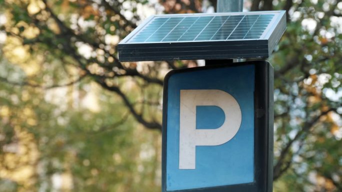 一个由电线杆上的太阳能电池板供电的停车标志。环保路标。