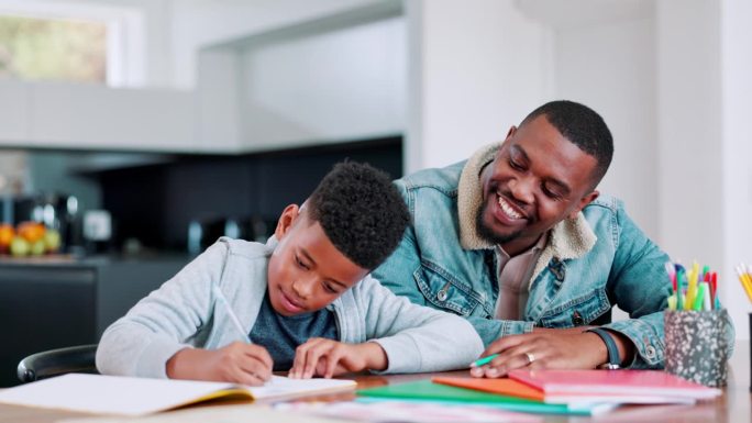 做作业时，帮助父子俩在厨房拿书，一起在家学习或教学。教育，儿童发展和黑人家庭写作，项目或数学课