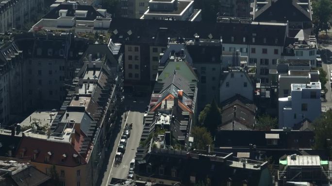 晴朗的一天飞越苏黎世市中心的交通街道航拍全景4k瑞士
