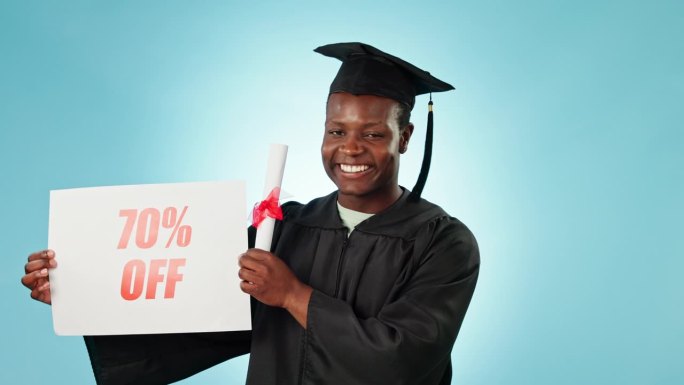 毕业，销售标志或快乐的黑人与大学广告，奖学金折扣或大学学习机会。工作室肖像，70%或蓝色背景的学生海