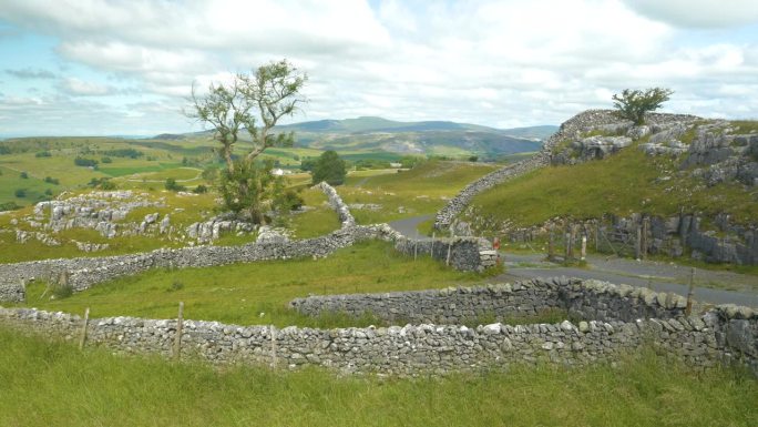 传统的干石墙蜿蜒穿过风景如画的英国乡村