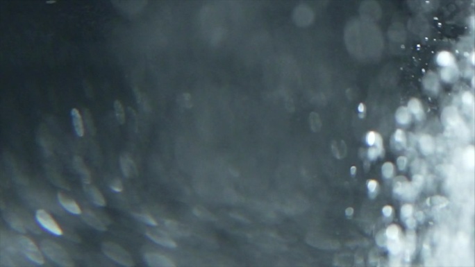 宏观自然雪白的水肺气泡漂浮在中性的背景。摘要股票视频