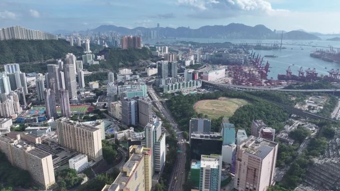 荃湾葵涌和青衣是一个商业和住宅的海滨卫星城，建在香港新界的一个海湾上，航拍无人机城市的天景