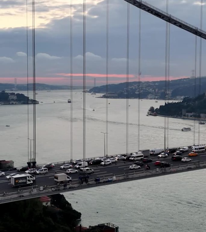 航拍黄昏时分标志性的法提赫苏丹穆罕默德大桥上的交通# istanbul - vibes #法提赫苏丹