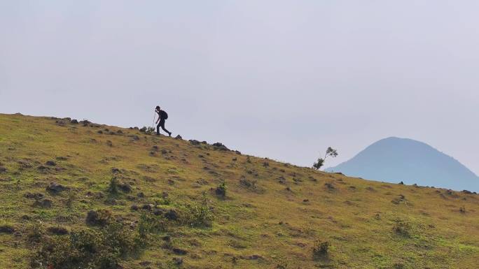 原创航拍人爬山登山