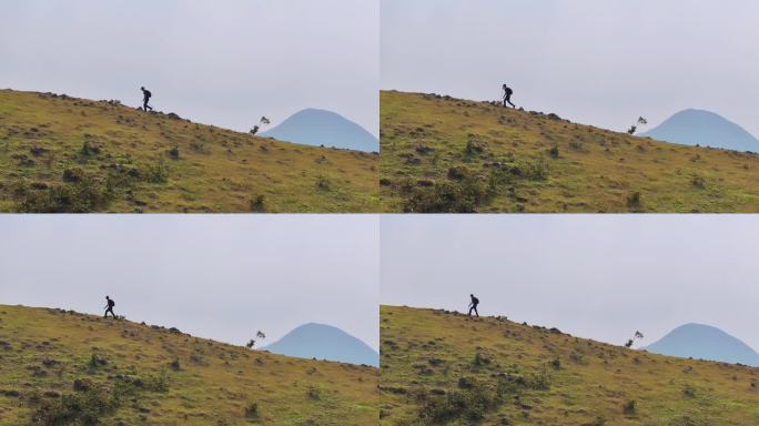 原创航拍人爬山登山