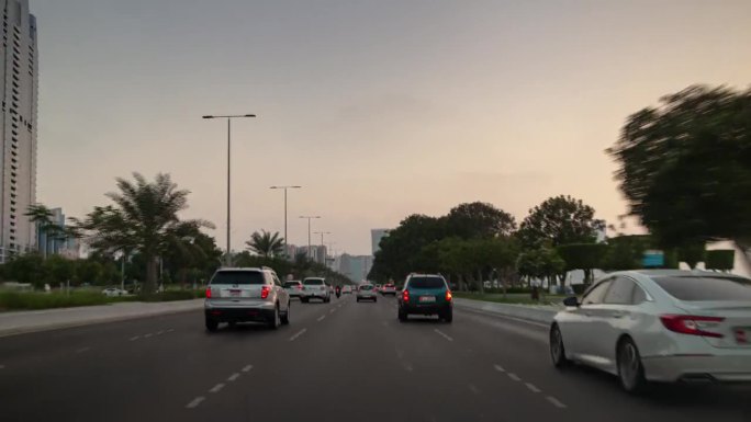 日落时间阿布扎比市中心海滨公路之旅前方全景4k延时阿联酋