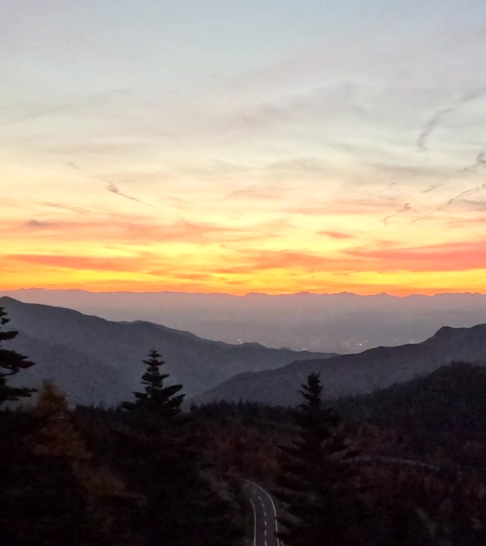 沐浴在夕阳下的秋山径