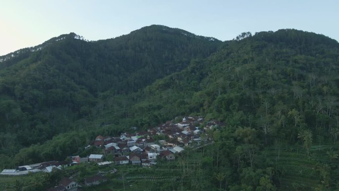 印尼乡村鸟瞰图，可以看到山上的森林。山坡上的偏僻村庄。