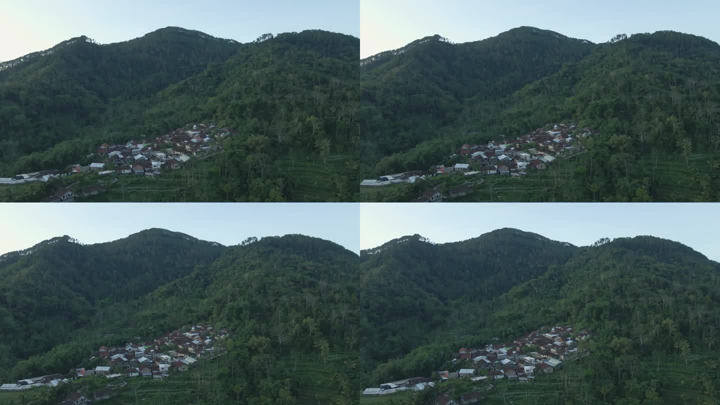 印尼乡村鸟瞰图，可以看到山上的森林。山坡上的偏僻村庄。